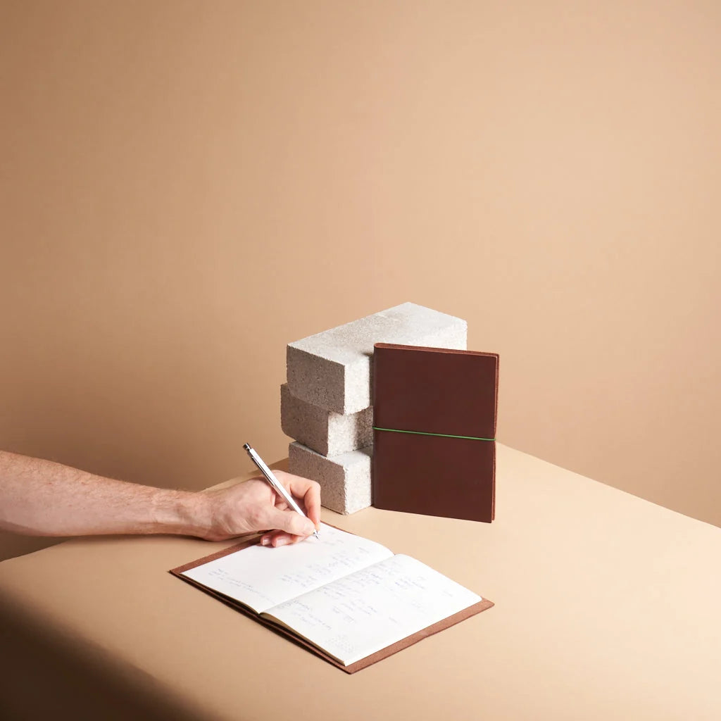 grand voyageur leather journal chestnut (xl)