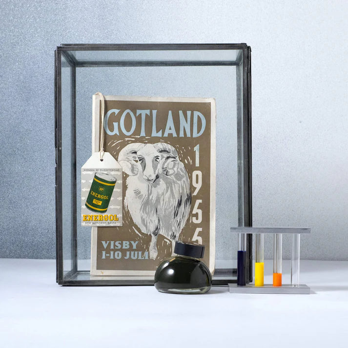Colour specimen 220 - Crafts from the island of sheep